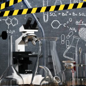 Ein Mikroskop vor einer Tafel mit chemischen Formeln, Fußabdrücken und einer Umrisszeichnung einer Person.