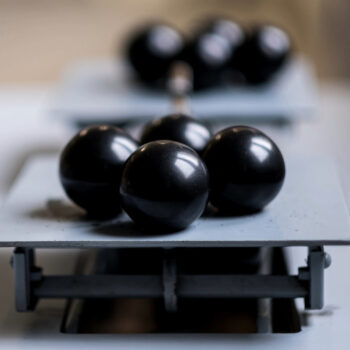 Schwarze Kugeln auf einer metallischen Konstrukzion