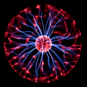 Plasmakugel mit leuchtenden roten und blauen elektrischen Entladungen, die vom zentralen Kugelkern radial nach außen verlaufen.