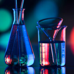 Zwei Reagenzgläser in blauen und rotem Licht