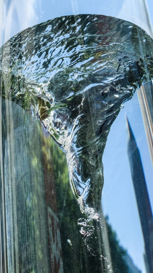 Eine wasserverwirbelung in einem Glaszylinder